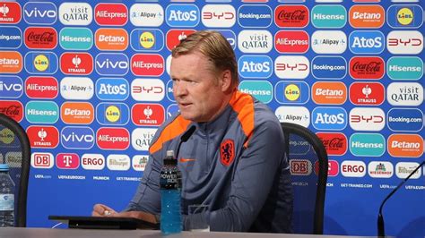 Koeman hoort ludieke opmerking: 'Als jij struikelt, val je over een 